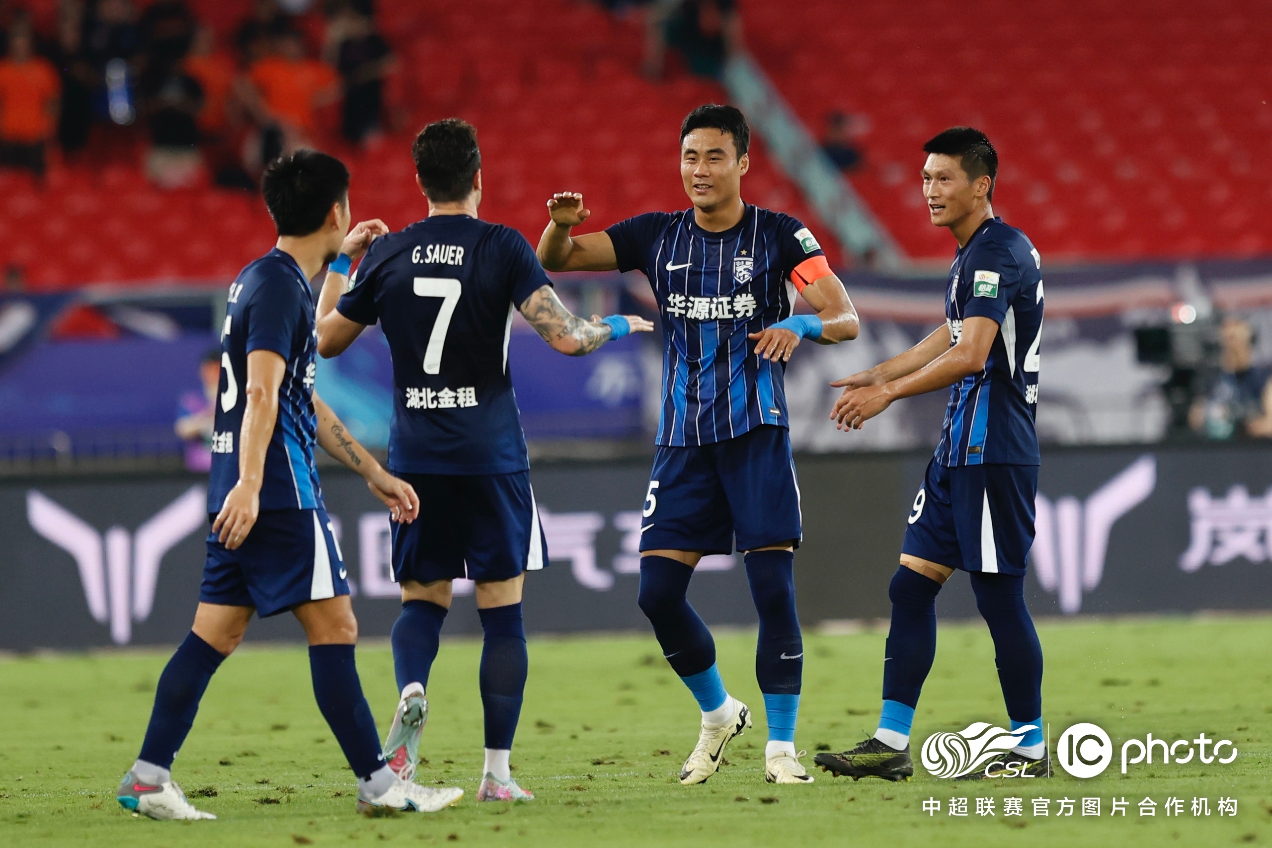 爱游戏网址-武汉三镇迎足总杯关键赛;赛前再遭质疑;引发热议;团队化学反应显著(武汉三镇指的是哪里)