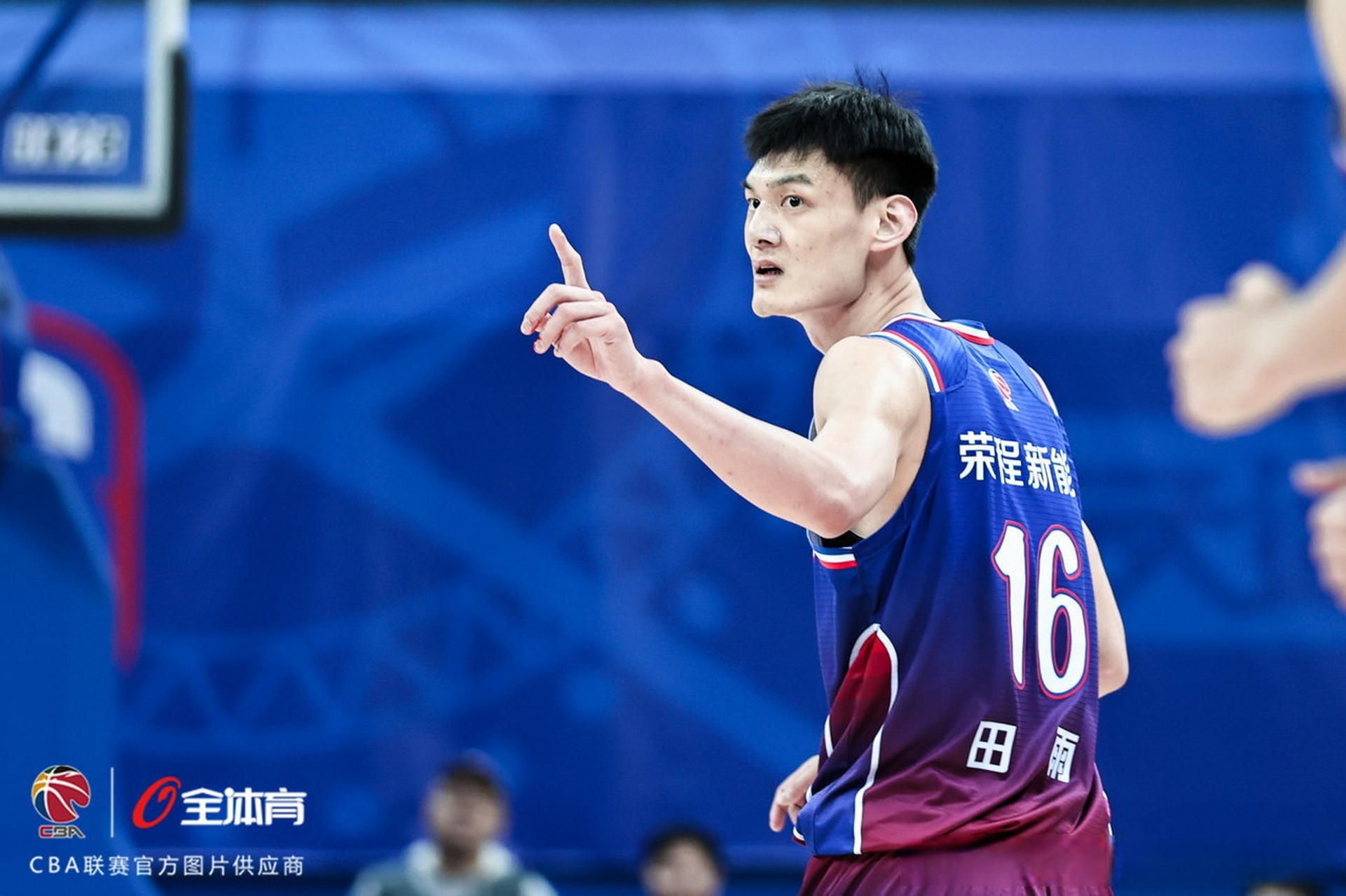 爱游戏官方入口-今晚浙江稠州迎来里程碑——CBA季后赛节点到来,球迷炸锅,资深球员宣示担当的简单介绍